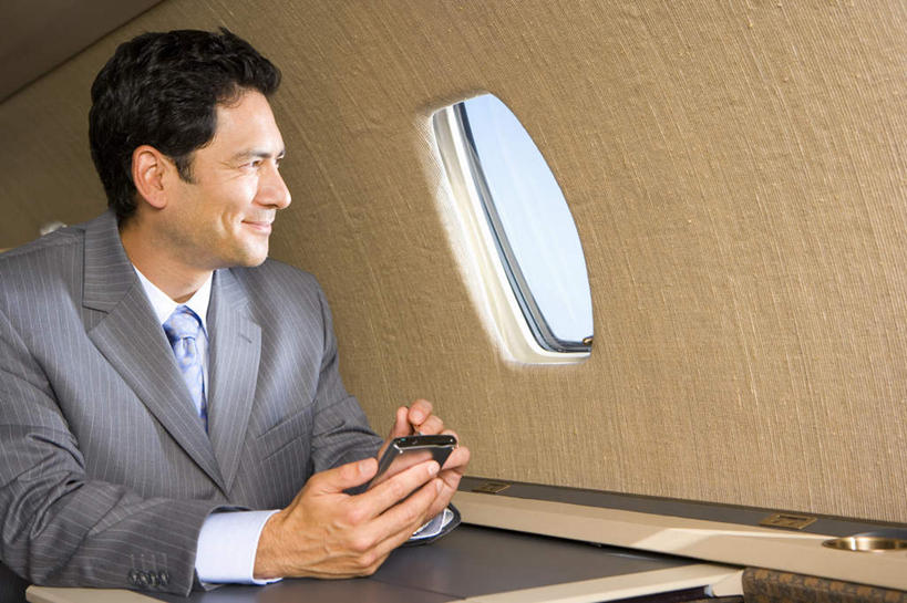 西方人,一个人,商务人士,商务男性,坐,笑,打电话,微笑,横图,室内,白天,正面,衬衫,窗户,桌面,桌子,飞机,电话,手机,椅子,欧洲,欧洲人,仅一个男性,仅一个人,仅一个中年男性,握,套装,木制,交通,拿,拿着,扭头,注视,通讯设备,航空,玻璃窗,一个,木制品,交通工具,观察,看,转头,握着,运输,单个,观看,察看,客机,关注,载具,商务装,工薪阶层,交流,男人,男性,中年男性,白种人,白领,上班族,沟通,通话,坐着,半身,彩图,衬衣