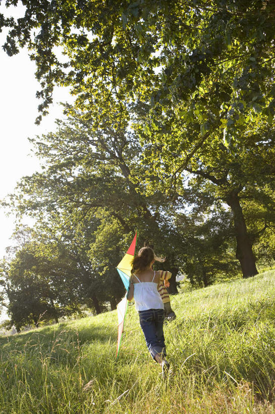 西方人,儿童,一个人,走,竖图,室外,白天,正面,纯洁,草地,草坪,植物,欧洲,欧洲人,仅一个女性,仅一个人,握,阴影,服装,光线,影子,拿,拿着,注视,休闲装,草,树,树木,一个,小孩,衣服,绿色,阳光,自然,风筝,观察,看,仅一个小孩,休闲,休闲服,可爱,童年,童趣,放风筝,握着,服饰,生长,单个,成长,观看,察看,纸鸢,关注,童真,烂漫,无邪,放鹞子,鹞,鹞子,鸢,木鸢,天真,女孩,女人,女性,白种人,孩子,步行,散步,走路,彩图,全身,女生