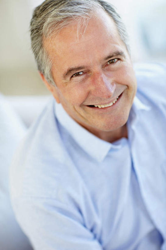 西方人,一个人,客厅,坐,笑,微笑,露齿笑,竖图,俯视,室内,白天,窗户,窗帘,靠垫,落地窗,沙发,欧洲,欧洲人,仅一个男性,仅一个人,仅一个中年男性,服装,朦胧,模糊,装饰,墙,靠枕,注视,休闲装,玻璃窗,墙壁,墙面,衣服,蓝色,帘子,垫子,枕头,观察,看,休闲,休闲服,遮阳,服饰,观看,华丽,修饰,点缀,察看,起居室,关注,布艺沙发,衬托,美观,雅致,雅观,客堂,男人,男性,中年男性,白种人,坐着,半身,彩图,高角度拍摄