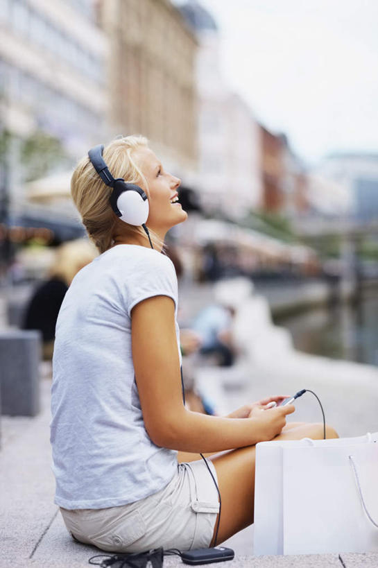 西方人,一个人,家,坐,竖图,室外,白天,侧面,购物,陶醉,快乐,消费,楼梯,袋子,欧洲,欧洲人,仅一个年轻女性,仅一个女性,仅一个人,服装,朦胧,模糊,包装袋,手提袋,房屋,阶梯,屋子,购物袋,音乐,音乐播放器,注视,休闲装,楼房,台阶,住宅,一个,衣服,白色,耳机,耳麦,随身听,观察,看,享受,休闲,休闲服,金融,服饰,单个,观看,察看,麦克风,头戴式耳麦,购买,关注,贸易,MP3播放器,年轻女性,女人,女性,白种人,抬头,仰头,坐着,半身,彩图,房子,头戴式耳机,播放器,沉醉