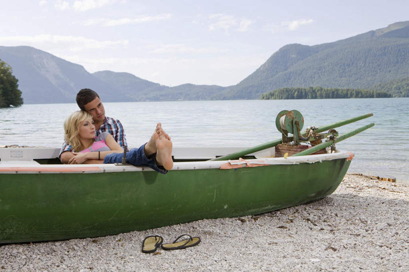 西方人,两个人,坐,抱,横图,室外,白天,正面,爱情,海浪,海洋,沙滩,山,山脉,船,欧洲,欧洲人,阴影,服装,光线,沙子,影子,海岸,浪花,山峰,水平线,云,云朵,木船,海平线,沙地,山峦,浪漫,云彩,抬腿,注视,休闲装,衣服,蓝色,白云,蓝天,天空,阳光,海水,木制品,交通工具,群山,天,观察,看,休闲,温暖,温馨,休闲服,恩爱,恋人,服饰,晴朗,抱着,观看,桨,和睦,察看,舟,搂着,关注,载具,海景,男人,男性,年轻男性,年轻女性,女人,女性,白种人,情侣,大海,风浪,海,海水的波动,海滩,近岸浪,涌浪,晴空,怀抱,搂,搂抱,相抱,拥抱,坐着,彩图,全身,伴侣,融洽