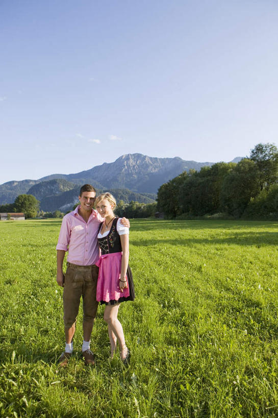 西方人,两个人,站,笑,微笑,竖图,室外,白天,正面,裙子,爱情,草地,草坪,山,山脉,植物,欧洲,欧洲人,阴影,连衣裙,服装,光线,影子,山峰,山峦,浪漫,注视,休闲装,草,树,树木,衣服,粉色,蓝色,绿色,蓝天,天空,阳光,自然,群山,天,观察,看,站着,休闲,温暖,温馨,休闲服,恩爱,恋人,服饰,生长,晴朗,成长,观看,和睦,察看,关注,万里无云,男人,男性,年轻男性,年轻女性,女人,女性,白种人,情侣,晴空,晴空万里,站立,彩图,全身,伴侣,融洽