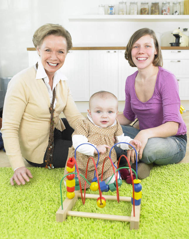 西方人,婴儿,儿童,老年人,三个人,母亲,儿子,祖母,三代同堂,坐,笑,盘腿,微笑,露齿笑,竖图,俯视,室内,白天,婴儿服装,游戏,纯洁,玩具,纺织品,欧洲,欧洲人,阴影,服装,装饰,反射,毛毯,毯子,影子,墙,玩,注视,休闲装,娱乐,祖孙三代,墙壁,墙面,纺织,小孩,衣服,绿色,紫色,垫子,观察,看,休闲,温暖,温馨,母子,休闲服,可爱,母爱,童年,童趣,益智,服饰,奶奶,观看,活动,祖孙,华丽,修饰,点缀,和睦,察看,发泄,关注,消遣,智力,宝宝,童真,烂漫,无邪,外婆,外祖母,外孙子,宣泄,衬托,美观,雅致,雅观,天真,老年女性,年轻女性,女人,女性,白种人,孩子,年轻人,全家福,孙子,盘腿而坐,盘膝,盘着腿的,盘着腿坐,双腿交叉,玩耍,嬉戏,坐着,彩图,高角度拍摄,全身,婴儿服,融洽,多代同堂,妈妈