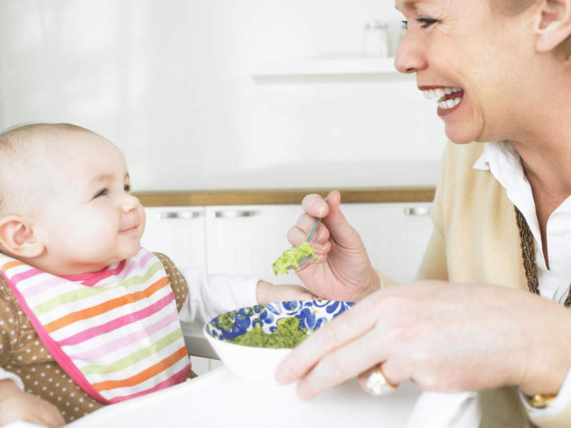 西方人,婴儿,儿童,老年人,两个人,家庭,祖母,坐,笑,微笑,露齿笑,横图,室内,白天,侧面,婴儿服装,纯洁,欧洲,欧洲人,握,阴影,服装,反射,影子,勺子,陶瓷,墙,陶瓷制品,拿,置物架,拿着,休闲装,相视,架子,墙壁,墙面,车,婴儿车,小孩,衣服,容器,调羹,汤匙,碗,休闲,温暖,温馨,一家人,面对面,休闲服,可爱,握着,服饰,活泼,奶奶,祖孙,储藏,对视,和睦,互视,储存,载具,宝宝,相对,陈列架,纯真,烂漫,无邪,外婆,外祖母,外孙,相看,外孙子,搁架,宝宝车,婴儿手推车,婴儿推车,伶俐,天真,老年女性,女人,女性,白种人,孩子,孙子,坐着,半身,彩图,婴儿服,融洽,贮存