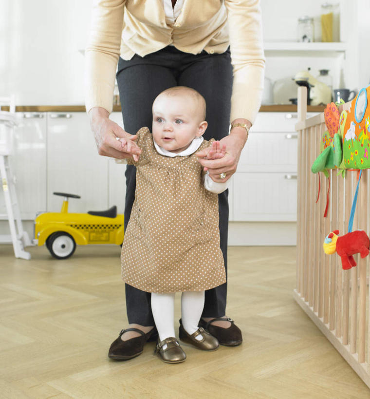 西方人,婴儿,儿童,老年人,两个人,家庭,祖母,栏杆,站,握手,笑,微笑,竖图,室内,白天,正面,婴儿服装,游戏,纯洁,地板,柜子,玩具,欧洲,欧洲人,弯腰,阴影,服装,反射,影子,墙,围栏,地面,储物柜,玩,置物架,注视,休闲装,娱乐,护栏,木地板,架子,墙壁,墙面,车,婴儿车,小孩,衣服,观察,看,站着,休闲,温暖,温馨,一家人,休闲服,可爱,益智,服饰,活泼,奶奶,观看,活动,祖孙,和睦,察看,储存,发泄,关注,消遣,智力,载具,宝宝,陈列架,纯真,烂漫,无邪,外婆,外祖母,外孙,外孙子,宣泄,弯身,搁架,储备,蕴藏,贮备,宝宝车,婴儿手推车,婴儿推车,伶俐,天真,老年女性,女人,女性,白种人,孩子,孙子,搀手,拉手,手搀手,手拉手,手牵手,手握手,玩耍,嬉戏,站立,半身,彩图,婴儿服,融洽,贮存