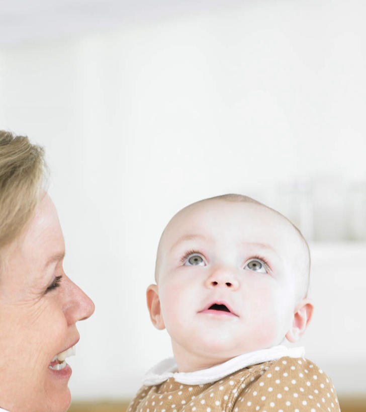 西方人,婴儿,儿童,老年人,脸,头,脸颊,头发,两个人,家庭,祖母,抱,笑,微笑,露齿笑,竖图,室内,特写,白天,正面,婴儿服装,纯洁,欧洲,欧洲人,阴影,服装,朦胧,模糊,反射,影子,墙,注视,休闲装,肩膀,墙壁,墙面,小孩,衣服,看,休闲,温暖,温馨,一家人,休闲服,金色,可爱,服饰,活泼,奶奶,抱着,祖孙,和睦,搂着,关注,宝宝,纯真,烂漫,无邪,外婆,外祖母,外孙,外孙子,伶俐,天真,老年女性,女人,女性,白种人,孩子,头部,卷发,直发,脸部,脸蛋,面部,孙子,怀抱,搂,搂抱,抬头,相抱,仰头,拥抱,半身,彩图,婴儿服,融洽,短发