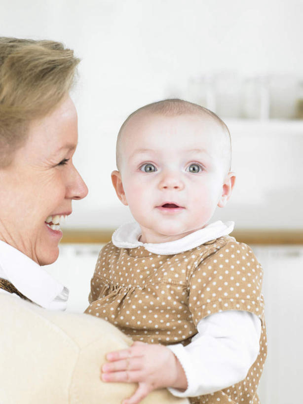 西方人,婴儿,儿童,老年人,脸,头,脸颊,头发,两个人,家庭,祖母,抱,笑,微笑,露齿笑,竖图,室内,特写,白天,正面,婴儿服装,纯洁,欧洲,欧洲人,阴影,服装,朦胧,模糊,反射,影子,墙,注视,休闲装,肩膀,墙壁,墙面,小孩,衣服,观察,看,休闲,温暖,温馨,一家人,休闲服,金色,可爱,服饰,活泼,奶奶,抱着,观看,祖孙,和睦,察看,搂着,关注,宝宝,纯真,烂漫,无邪,外婆,外祖母,外孙,外孙子,伶俐,天真,老年女性,女人,女性,白种人,孩子,头部,卷发,直发,脸部,脸蛋,面部,孙子,怀抱,搂,搂抱,相抱,拥抱,半身,彩图,婴儿服,融洽,短发