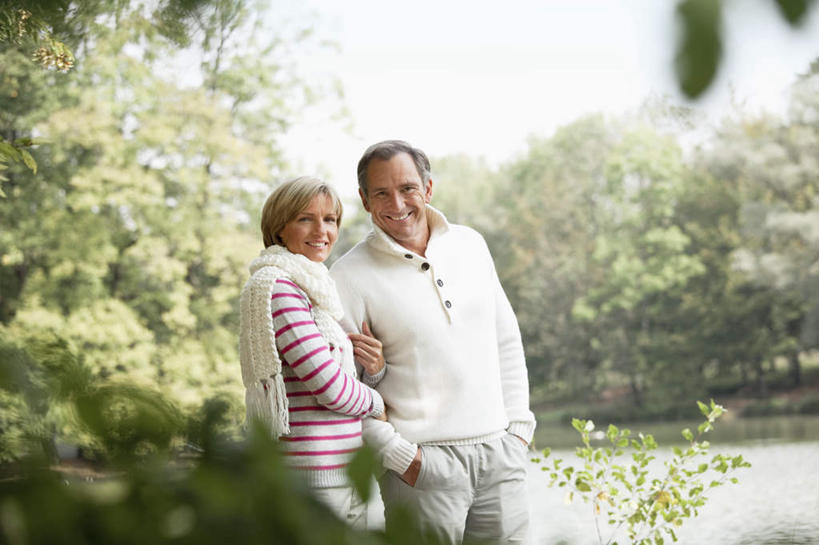 西方人,中年人,两个人,家庭,夫妻,站,笑,微笑,露齿笑,横图,室外,白天,正面,爱情,美景,树林,植物,欧洲,欧洲人,勾,挽,阴影,服装,朦胧,模糊,装饰,光线,影子,景观,浪漫,注视,休闲装,树,树木,衣服,粉色,绿色,白色,天空,阳光,自然,围巾,天,观察,看,站着,休闲,温暖,温馨,一家人,休闲服,景色,恩爱,勾着,恋人,服饰,生长,晴朗,成长,围脖,观看,保暖,华丽,点缀,和睦,察看,双手插袋,御寒,关注,自然风光,手插袋,挽着,万里无云,双手抄兜,双手放兜,衬托,美观,雅致,雅观,男人,男性,女人,女性,中年男性,中年女性,白种人,夫妇,情侣,晴空,晴空万里,插兜,两手抄兜,两手放兜,手插兜,手放口袋,站立,半身,彩图,伴侣,融洽,手抄兜