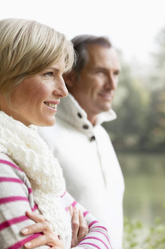 西方人,中年人,两个人,家庭,夫妻,站,笑,双手交叉,微笑,露齿笑,竖图,室外,白天,侧面,爱情,树林,植物,欧洲,欧洲人,阴影,服装,朦胧,模糊,装饰,光线,影子,浪漫,注视,休闲装,树,树木,衣服,绿色,白色,天空,阳光,自然,围巾,天,观察,看,站着,休闲,温暖,温馨,一家人,休闲服,恩爱,恋人,服饰,生长,晴朗,成长,围脖,观看,保暖,华丽,点缀,和睦,察看,双手抱胸,御寒,关注,万里无云,衬托,美观,雅致,雅观,男人,男性,女人,女性,中年男性,中年女性,白种人,夫妇,情侣,晴空,晴空万里,站立,半身,彩图,伴侣,融洽