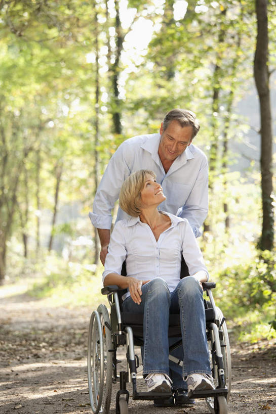 西方人,中年人,两个人,家庭,夫妻,站,坐,竖图,室外,白天,正面,爱情,美景,树林,植物,欧洲,欧洲人,弯腰,握,阴影,朦胧,模糊,光线,工具,影子,景观,浪漫,拿,拿着,注视,树,树木,绿色,阳光,自然,轮椅,复健,观察,看,站着,康复,温暖,温馨,一家人,器械,景色,恩爱,握着,恋人,生长,成长,观看,和睦,察看,医疗设备,关注,自然风光,医疗器械,医疗工具,弯身,辅助设备,男人,男性,女人,女性,中年男性,中年女性,白种人,夫妇,情侣,抬头,仰头,站立,坐着,彩图,全身,伴侣,融洽