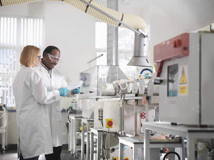 西方人,两个人,同事,科学家,站,横图,室内,白天,侧面,工作服,制服,安全,成功,合作,团队,集体,信心,机器,摆设,窗户,欧洲,非洲,黑人,欧洲人,握,阴影,反射,管子,眼镜,影子,墙,实验室,研究室,防护,拿,拿着,注视,设备,管道,队伍,玻璃窗,墙壁,墙面,白色,手套,观察,看,站着,机械,握着,观看,护目镜,保护,察看,领导,科研人员,成就,关注,保险,研究者,记录板,装备,合伙,领袖,试验室,记事板,科学研究者,保全,周全,安稳,安定,防护手套,安全防护眼镜,工作制服,设置,平安,男人,男性,女人,女性,中年男性,中年女性,白种人,非洲人,科学工作者,站立,半身,彩图,工作套服,防护眼镜