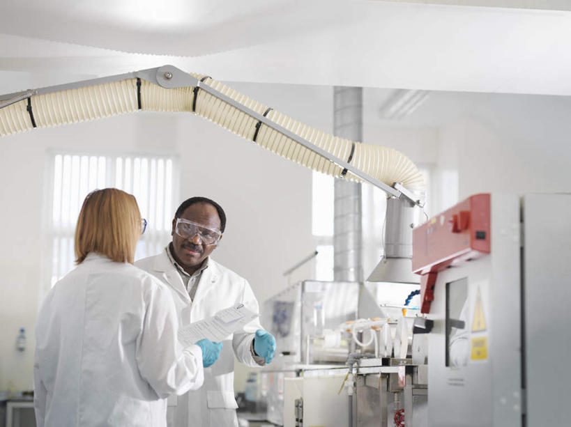 西方人,背部,两个人,同事,科学家,横图,室内,白天,正面,工作服,制服,安全,成功,合作,团队,集体,信心,机器,摆设,窗户,欧洲,非洲,黑人,欧洲人,阴影,反射,管子,眼镜,影子,墙,实验室,研究室,防护,设备,管道,队伍,玻璃窗,墙壁,墙面,白色,手套,机械,护目镜,保护,领导,科研人员,成就,保险,研究者,记录板,装备,合伙,领袖,试验室,记事板,科学研究者,保全,周全,安稳,安定,防护手套,安全防护眼镜,工作制服,设置,平安,男人,男性,女人,女性,中年男性,中年女性,白种人,非洲人,科学工作者,半身,彩图,工作套服,防护眼镜