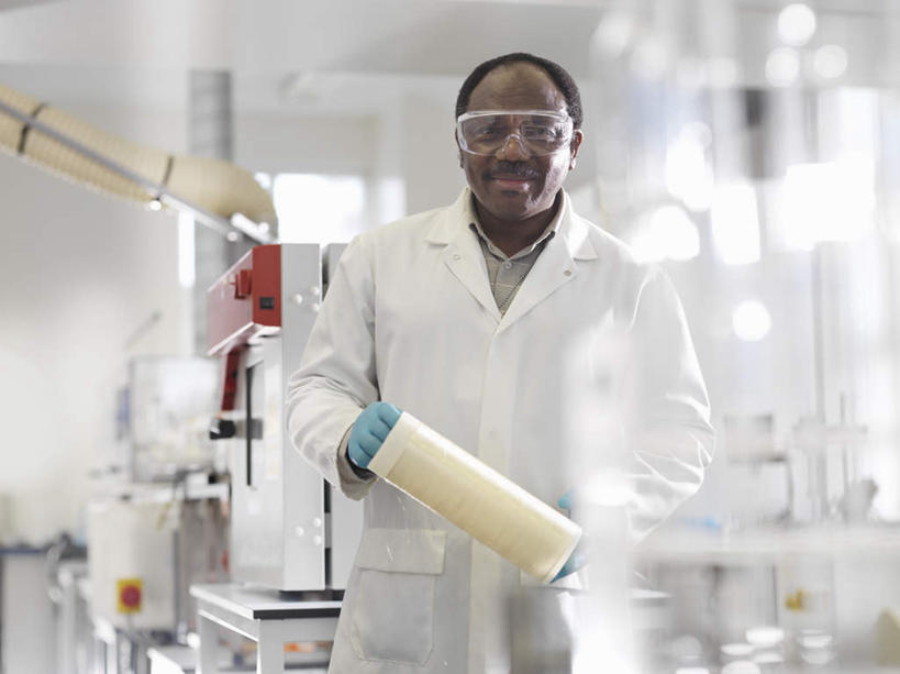 西方人,一个人,科学家,站,笑,微笑,横图,室内,白天,正面,工作服,制服,安全,机器,摆设,窗户,欧洲,非洲,黑人,欧洲人,仅一个男性,仅一个人,仅一个中年男性,握,阴影,朦胧,模糊,反射,眼镜,影子,墙,实验室,研究室,防护,拿,拿着,注视,设备,玻璃窗,墙壁,墙面,白色,手套,观察,看,站着,机械,握着,观看,护目镜,保护,察看,科研人员,关注,保险,研究者,装备,试验室,科学研究者,保全,周全,安稳,安定,防护手套,安全防护眼镜,工作制服,设置,平安,男人,男性,中年男性,非洲人,科学工作者,站立,半身,彩图,工作套服,防护眼镜