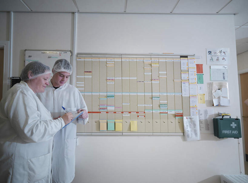 西方人,两个人,同事,医生,医院,站,横图,室内,白天,仰视,工作服,制服,成功,合作,团队,集体,信心,帽子,欧洲,欧洲人,握,阴影,反射,粘性,笔,影子,墙,走道,走廊,过道,办公用品,便利贴,便签,拿,拿着,注视,队伍,水笔,墙壁,墙面,文具,白色,白板,容器,学习用品,箱子,观察,看,站着,医护人员,医疗人员,握着,观看,储藏,办公设备,文具用品,记事,察看,急救箱,便利,领导,白大褂,成就,储存,关注,记录板,合伙,领袖,记事板,医疗机构,医生帽,快捷,文化工具,方便,N次贴,便条贴,告诉贴,即时贴,工作制服,男人,男性,年轻男性,女人,女性,中年女性,白种人,大夫,站立,半身,彩图,低角度拍摄,工作套服,病院,诊所,贮存