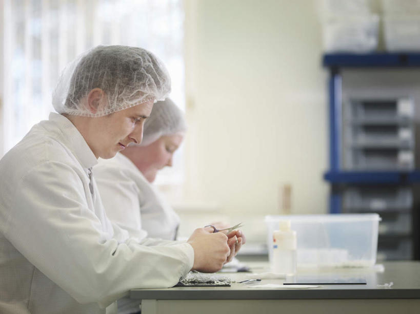 两个人,同事,医生,医院,坐,横图,室内,白天,侧面,工作服,制服,成功,合作,团队,集体,信心,窗户,窗帘,桌子,帽子,握,阴影,朦胧,模糊,装饰,反射,影子,塑料,办公桌,墙,拿,拿着,注视,队伍,玻璃窗,墙壁,墙面,盒子,白色,帘子,容器,塑料制品,观察,看,医护人员,医疗人员,遮阳,握着,观看,储藏,华丽,修饰,点缀,察看,领导,白大褂,成就,储存,关注,合伙,领袖,医疗机构,医生帽,衬托,美观,雅致,雅观,工作制服,男人,男性,年轻男性,女人,女性,中年女性,大夫,坐着,半身,彩图,工作套服,病院,诊所,贮存