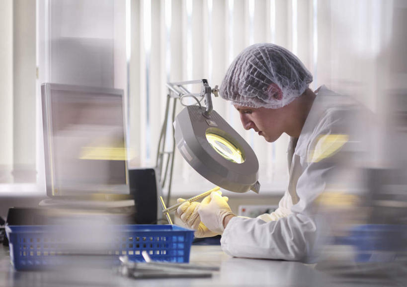 西方人,一个人,科学家,坐,横图,室内,白天,侧面,工作服,制服,仪器,窗户,窗帘,桌子,帽子,欧洲,欧洲人,仅一个男性,仅一个人,握,阴影,检查,朦胧,模糊,装饰,反射,分析,科学,放大镜,影子,办公桌,实验室,研究室,拿,拿着,注视,玻璃窗,仅一个年轻男性,白色,帘子,观察,看,遮阳,清晰,探索,握着,放大,观看,仔细,华丽,修饰,点缀,透镜,察看,凸透镜,聚焦,科研人员,关注,研究者,试验室,医生帽,科学研究者,光学,清楚,衬托,美观,雅致,雅观,工作制服,男人,男性,年轻男性,白种人,科学工作者,坐着,半身,彩图,工作套服