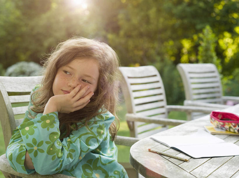 西方人,儿童,一个人,坐,横图,室外,白天,正面,纯洁,树林,植物,桌面,桌子,椅子,欧洲,欧洲人,仅一个女性,仅一个人,撑,阴影,服装,朦胧,模糊,光线,木制,材料,档案,文件,影子,纸,木椅,托腮,注视,休闲装,树,树木,小孩,衣服,绿色,阳光,自然,木制品,手稿,资料,观察,看,托,仅一个小孩,休闲,休闲服,可爱,童年,童趣,服饰,生长,成长,观看,证明,察看,关注,托下巴,文档,童真,烂漫,无邪,天真,女孩,女人,女性,白种人,孩子,坐着,半身,彩图,眩光,女生