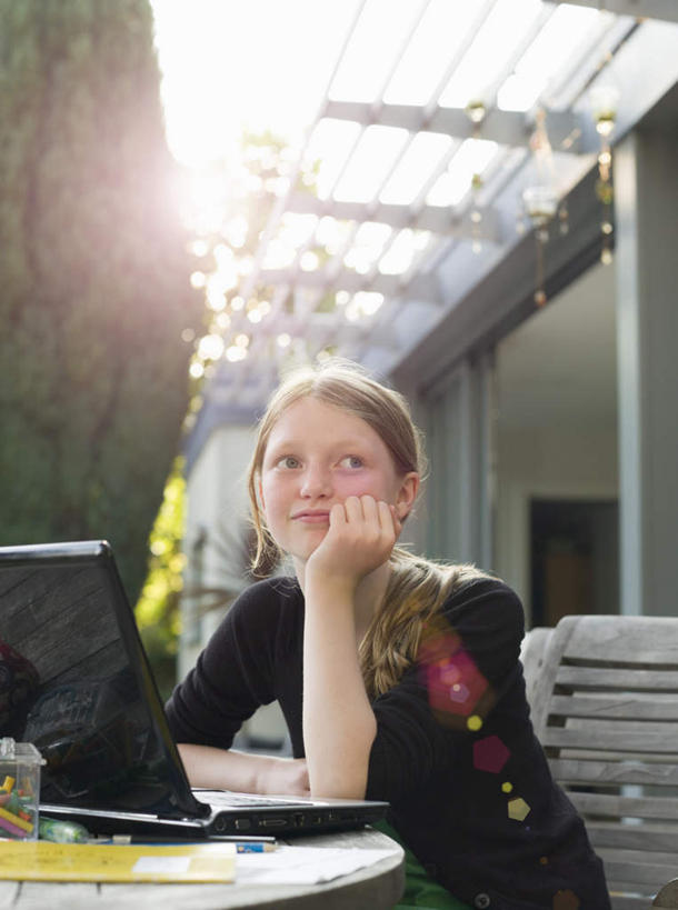 西方人,儿童,一个人,栏杆,坐,竖图,室外,白天,仰视,纯洁,电脑,笔记本电脑,桌面,桌子,椅子,欧洲,欧洲人,仅一个女性,仅一个人,撑,阴影,服装,光线,网络,木制,影子,墙,围栏,托腮,注视,休闲装,通讯设备,护栏,墙壁,墙面,小孩,衣服,黑色,阳光,木制品,观察,看,托,仅一个小孩,休闲,休闲服,可爱,童年,童趣,服饰,观看,一台,察看,无线,撑着,关注,托下巴,通信设备,无线网络,无线上网,便携式电脑,童真,烂漫,无邪,天真,手提电脑,女孩,女人,女性,白种人,孩子,坐着,半身,彩图,低角度拍摄,眩光,女生