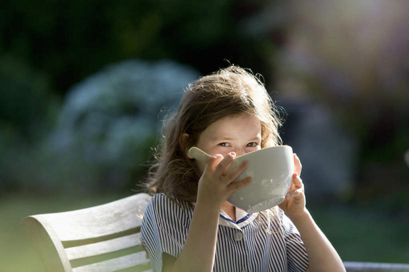 西方人,儿童,一个人,坐,捧,横图,室外,白天,正面,纯洁,树林,植物,椅子,欧洲,欧洲人,仅一个女性,仅一个人,喝,阴影,服装,朦胧,模糊,光线,影子,勺子,陶瓷,木椅,陶瓷制品,注视,休闲装,树,树木,小孩,衣服,绿色,灰色,阳光,自然,容器,调羹,汤匙,碗,观察,看,仅一个小孩,休闲,休闲服,可爱,童年,童趣,服饰,生长,成长,观看,储藏,察看,储存,关注,童真,烂漫,无邪,天真,女孩,女人,女性,白种人,孩子,端,端着,捧着,手捧,坐着,半身,彩图,贮存,女生