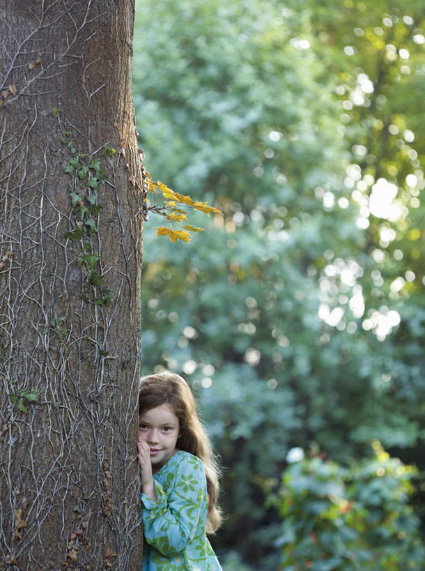 西方人,儿童,一个人,站,竖图,室外,白天,正面,纯洁,树林,植物,欧洲,欧洲人,仅一个女性,仅一个人,躲藏,阴影,服装,朦胧,模糊,光线,影子,注视,休闲装,树,树木,小孩,衣服,绿色,阳光,自然,扶,观察,看,靠,靠着,倚靠,站着,仅一个小孩,休闲,休闲服,可爱,童年,童趣,服饰,生长,成长,观看,察看,隐藏,扶着,倚着,关注,童真,烂漫,无邪,潜藏,天真,女孩,女人,女性,白种人,孩子,站立,半身,彩图,女生
