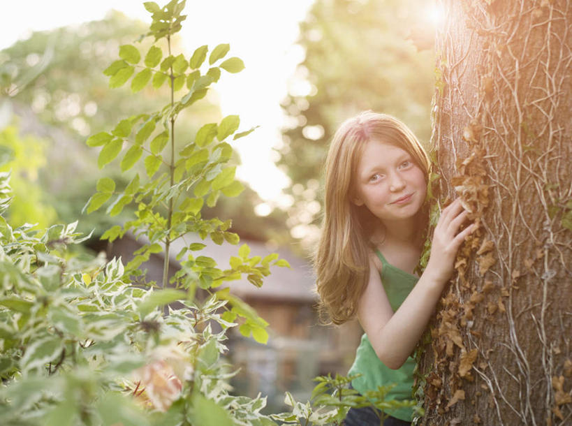 西方人,儿童,一个人,站,笑,微笑,露齿笑,横图,室外,白天,正面,纯洁,树林,植物,欧洲,欧洲人,仅一个女性,仅一个人,躲藏,阴影,服装,光线,影子,注视,休闲装,树,树木,小孩,衣服,绿色,阳光,自然,扶,观察,看,靠,靠着,倚靠,站着,仅一个小孩,休闲,休闲服,可爱,童年,童趣,服饰,生长,成长,观看,察看,隐藏,扶着,倚着,关注,童真,烂漫,无邪,潜藏,天真,女孩,女人,女性,白种人,孩子,站立,半身,彩图,眩光,女生