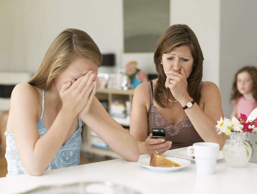 西方人,儿童,中年人,三个人,家庭,母亲,女儿,坐,打电话,横图,室内,白天,正面,纯洁,餐桌,桌子,杯子,餐具,电话,手机,欧洲,欧洲人,撑,握,服装,盛开,时间,碟子,盘,时钟,手表,陶瓷,墙,陶瓷制品,拿,计时,花蕾,拿着,注视,休闲装,通讯设备,墙壁,墙面,花,花瓣,花朵,鲜花,小孩,衣服,盘子,马克杯,水杯,碟,钟表,花苞,花蕊,观察,看,休闲,温暖,温馨,母女,一家人,休闲服,表,可爱,母爱,童年,童趣,握着,服饰,餐台,观看,腕表,和睦,察看,撑着,关注,童真,烂漫,无邪,交流,天真,女孩,女人,女性,中年女性,白种人,孩子,钟,沟通,通话,坐着,半身,彩图,融洽,女生