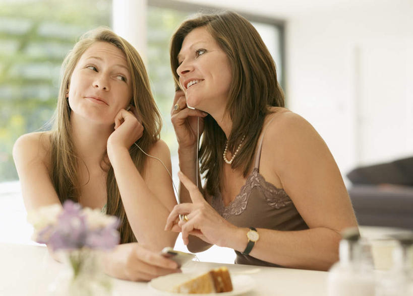 西方人,儿童,中年人,两个人,家庭,母亲,女儿,坐,笑,微笑,露齿笑,横图,室内,白天,正面,陶醉,快乐,满意,幸福,纯洁,餐桌,窗户,落地窗,沙发,桌子,欧洲,欧洲人,服装,朦胧,模糊,墙,音响,音乐,听,音乐播放器,注视,休闲装,娱乐,玻璃窗,墙壁,墙面,小孩,衣服,耳机,随身听,观察,看,享受,休闲,温暖,温馨,母女,一家人,休闲服,放松,可爱,母爱,童年,童趣,服饰,餐台,观看,和睦,察看,舒适,享乐,关注,MP3播放器,布艺沙发,童真,烂漫,无邪,天真,女孩,女人,女性,中年女性,白种人,孩子,坐着,半身,彩图,融洽,播放器,女生,沉醉