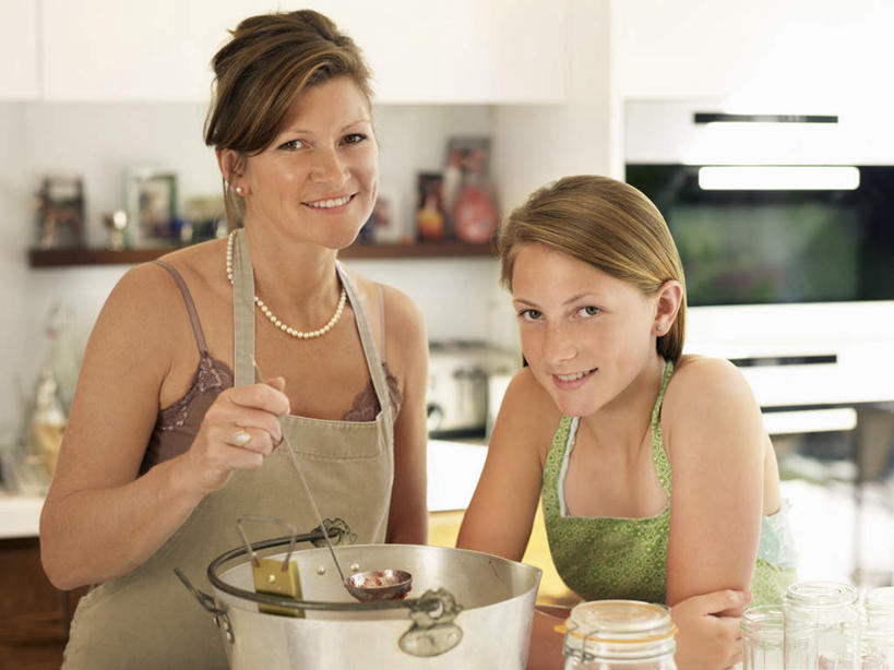 西方人,儿童,中年人,两个人,家庭,母亲,女儿,站,笑,微笑,露齿笑,横图,室内,白天,正面,烹饪,纯洁,餐桌,厨房,桌子,厨具,金属制品,欧洲,欧洲人,撑,服装,金属,电器,锅子,烤炉,烤箱,围裙,注视,休闲装,锅,架子,小孩,衣服,观察,看,站着,休闲,温暖,温馨,母女,一家人,休闲服,可爱,母爱,童年,童趣,服饰,餐台,锅具,观看,和睦,察看,撑着,家电,家用电器,关注,炊具,童真,烂漫,无邪,烹饪用具,天真,女孩,女人,女性,中年女性,白种人,孩子,烹调用具,烹调,站立,半身,彩图,灶间,融洽,小家电,女生