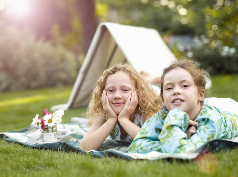 西方人,儿童,两个人,伙伴,朋友,躺,笑,微笑,露齿笑,横图,室外,白天,正面,旅游,度假,友谊,纯洁,草地,草坪,树林,植物,欧洲,欧洲人,撑,阴影,服装,盛开,光线,影子,帐篷,坐垫,花蕾,注视,休闲装,娱乐,草,花,花瓣,花朵,鲜花,树,树木,小孩,衣服,绿色,阳光,自然,花苞,花蕊,观察,看,享受,休闲,休闲服,放松,可爱,童年,童趣,服饰,生长,成长,观看,察看,撑着,关注,露营,野营,童真,烂漫,无邪,宿营,野餐垫,野餐地毯,多功能毯,卧着,天真,友情,女孩,女人,女性,白种人,躺着,卧,半身,彩图,女生