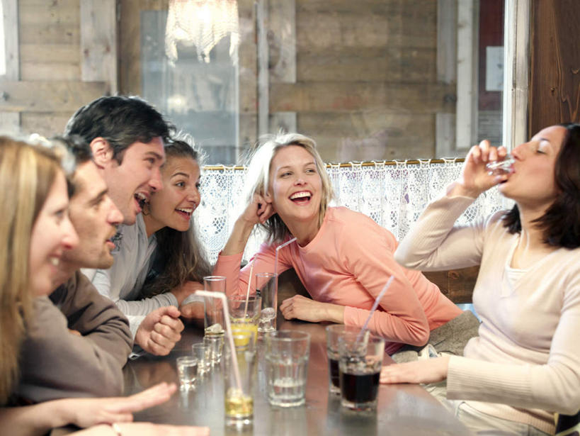 果汁,西方人,伙伴,朋友,家,木屋,坐,笑,微笑,露齿笑,横图,室内,白天,正面,友谊,餐桌,门,桌子,杯子,欧洲,欧洲人,喝,握,服装,墨镜,眼镜,塑料,饮品,许多人,拿,拿着,注视,休闲装,住宅,玻璃制品,饮料,衣服,水杯,塑料制品,太阳镜,太阳眼镜,吸管,门框,观察,看,一群人,休闲,休闲服,遮阳镜,握着,服饰,餐台,观看,察看,空心,关注,可口,饮管,适口,友情,男人,男性,年轻男性,年轻女性,女人,女性,中年男性,中年女性,白种人,玻璃杯,坐着,半身,彩图,茅舍,茅屋,棚屋,小木屋,小屋,圆柱状