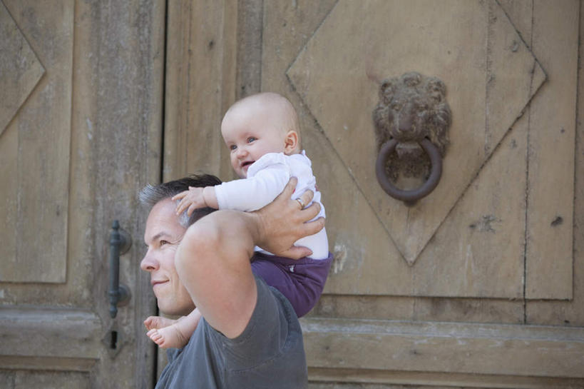 西方人,婴儿,儿童,中年人,两个人,家庭,父亲,站,抱,笑,微笑,露齿笑,横图,室外,白天,侧面,纯洁,门,欧洲,欧洲人,服装,注视,休闲装,小孩,骑,衣服,把手,门把手,门框,观察,看,扛,站着,休闲,温暖,温馨,一家人,休闲服,父爱,可爱,童年,童趣,服饰,活泼,抱着,观看,门把,和睦,察看,搂着,关注,宝宝,童真,纯真,烂漫,无邪,扛在肩上,骑在肩上,伶俐,天真,男人,男性,中年男性,白种人,孩子,拉手,搂,搂抱,站立,半身,彩图,融洽