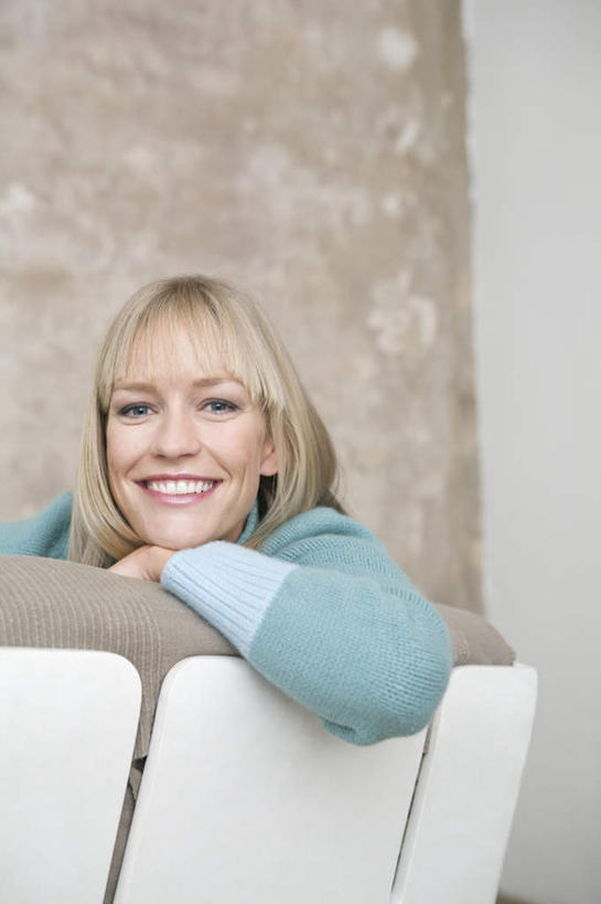 西方人,一个人,客厅,笑,微笑,露齿笑,竖图,室内,白天,正面,沙发,欧洲,欧洲人,仅一个女性,仅一个人,服装,墙,注视,休闲装,墙壁,墙面,衣服,观察,看,趴着,仅一个中年女性,休闲,休闲服,服饰,观看,察看,起居室,关注,布艺沙发,客堂,女人,女性,中年女性,白种人,趴,半身,彩图