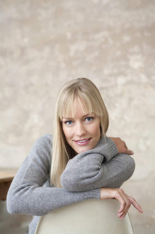 西方人,一个人,坐,笑,微笑,竖图,室内,白天,正面,椅子,欧洲,欧洲人,仅一个女性,仅一个人,服装,墙,注视,休闲装,墙壁,墙面,衣服,观察,看,仅一个中年女性,休闲,休闲服,服饰,观看,察看,关注,女人,女性,中年女性,白种人,坐着,半身,彩图