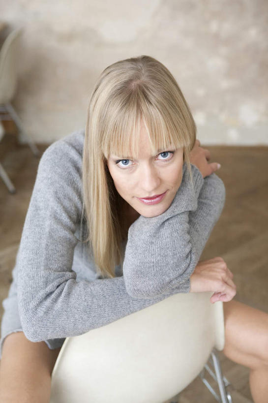 西方人,一个人,坐,笑,微笑,竖图,俯视,室内,白天,地板,椅子,欧洲,欧洲人,仅一个女性,仅一个人,服装,墙,地面,注视,休闲装,木地板,墙壁,墙面,衣服,观察,看,仅一个中年女性,休闲,休闲服,服饰,观看,察看,关注,女人,女性,中年女性,白种人,坐着,半身,彩图,高角度拍摄