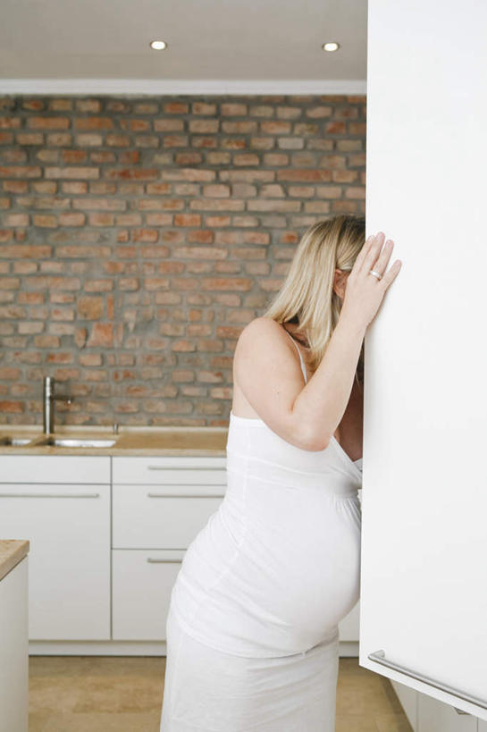 西方人,孕妇,一个人,站,竖图,室内,白天,侧面,地板,柜子,欧洲,欧洲人,仅一个女性,仅一个人,握,服装,电器,冰箱,墙,地面,拿,拿着,注视,休闲装,冷冻,冷柜,木地板,墙壁,墙面,衣服,橱柜,冷藏柜,打开,观察,看,站着,仅一个中年女性,休闲,怀孕,休闲服,握着,服饰,冷藏,观看,储藏,察看,家电,家用电器,待产,开启,关注,保鲜,妊娠,准妈妈,女人,女性,中年女性,白种人,产妇,站立,半身,彩图