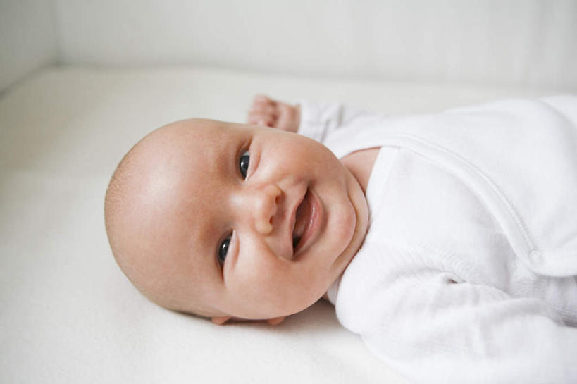 西方人,婴儿,儿童,一个人,躺,笑,微笑,露齿笑,横图,俯视,室内,白天,婴儿服装,纯洁,安全,床,欧洲,欧洲人,仅一个人,注视,小孩,观察,看,舒服,可爱,单人床,活泼,婴儿用品,观看,婴儿床,保护,察看,舒适,关注,宝宝,纯真,烂漫,无邪,卧着,伶俐,天真,白种人,孩子,躺着,卧,半身,彩图,高角度拍摄,婴儿服