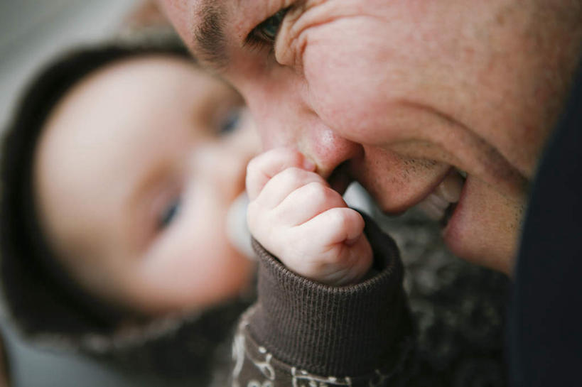 西方人,婴儿,儿童,中年人,脸,头,脸颊,手,两个人,家庭,父亲,抱,笑,微笑,露齿笑,横图,室外,特写,白天,正面,纯洁,欧洲,欧洲人,服装,朦胧,模糊,注视,休闲装,小孩,衣服,观察,看,休闲,温暖,温馨,一家人,手部,休闲服,父爱,可爱,童年,童趣,服饰,活泼,抱着,观看,单手,和睦,察看,搂着,关注,宝宝,童真,纯真,烂漫,无邪,伶俐,天真,男人,男性,中年男性,白种人,孩子,头部,脸部,脸蛋,面部,搂,搂抱,半身,彩图,融洽