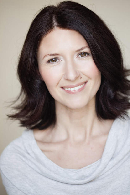 西方人,脸,头,脸颊,一个人,笑,微笑,露齿笑,竖图,室内,特写,白天,白色背景,正面,欧洲,欧洲人,仅一个女性,仅一个人,服装,棕色,注视,休闲装,衣服,观察,看,仅一个中年女性,休闲,休闲服,摄影,服饰,影棚,观看,察看,关注,女人,女性,中年女性,白种人,头部,长发,卷发,脸部,脸蛋,面部,半身,彩图,影棚拍摄,拍摄