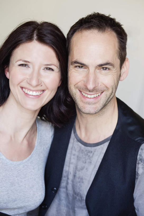 西方人,中年人,两个人,家庭,夫妻,笑,微笑,露齿笑,竖图,室内,白天,正面,爱情,欧洲,欧洲人,服装,墙,浪漫,注视,休闲装,墙壁,墙面,衣服,观察,看,靠,靠着,休闲,温暖,温馨,一家人,休闲服,恩爱,恋人,服饰,观看,和睦,察看,关注,男人,男性,女人,女性,中年男性,中年女性,白种人,夫妇,情侣,半身,彩图,伴侣,融洽