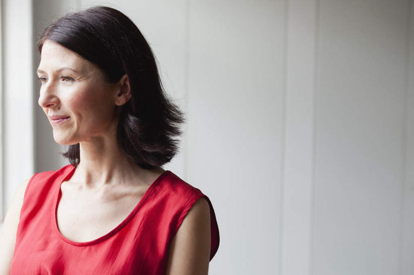 西方人,一个人,站,笑,微笑,横图,室内,白天,正面,欧洲,欧洲人,仅一个女性,仅一个人,服装,墙,注视,休闲装,墙壁,墙面,衣服,红色,观察,看,站着,仅一个中年女性,休闲,休闲服,服饰,观看,察看,关注,女人,女性,中年女性,白种人,站立,半身,彩图