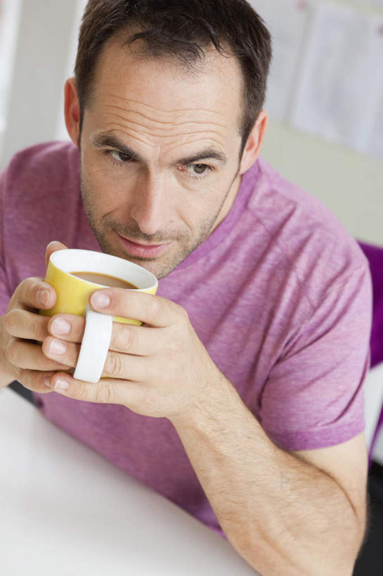 咖啡,西方人,一个人,坐,竖图,室内,白天,正面,幸福,桌子,杯子,椅子,欧洲,欧洲人,仅一个男性,仅一个人,仅一个中年男性,握,服装,陶瓷,办公桌,陶瓷制品,拿,拿着,注视,休闲装,娱乐,饮料,衣服,马克杯,水杯,观察,看,享受,休闲,温馨,休闲服,放松,乐趣,握着,服饰,观看,察看,提神,舒适,关注,醒脑,软饮料,男人,男性,中年男性,白种人,坐着,半身,彩图