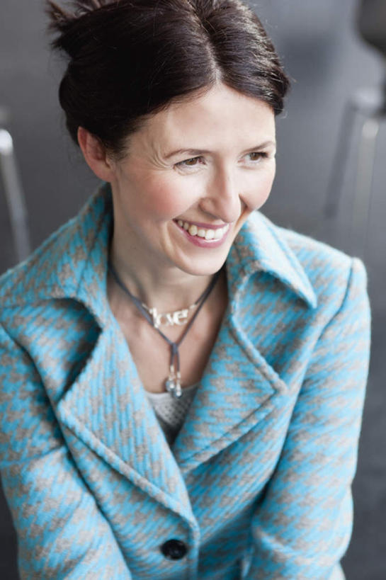 西方人,一个人,商务人士,商务女性,坐,笑,微笑,露齿笑,竖图,俯视,室内,白天,项链,椅子,欧洲,欧洲人,仅一个女性,仅一个人,套装,注视,装饰品,饰品,首饰,观察,看,仅一个中年女性,观看,察看,关注,商务装,工薪阶层,女人,女性,中年女性,白种人,白领,上班族,坐着,半身,彩图,高角度拍摄