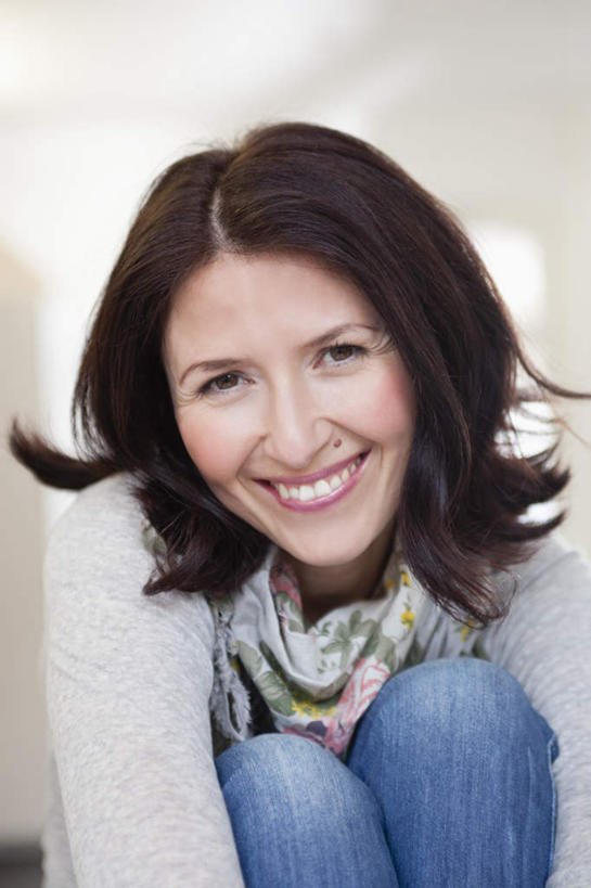 西方人,一个人,蹲,笑,微笑,露齿笑,竖图,室内,白天,正面,欧洲,欧洲人,仅一个女性,仅一个人,服装,裤子,装饰,注视,牛仔裤,休闲装,衣服,围巾,观察,看,仅一个中年女性,休闲,温暖,休闲服,服饰,围脖,观看,保暖,华丽,点缀,察看,御寒,关注,衬托,美观,雅致,雅观,女人,女性,中年女性,白种人,蹲着,半身,彩图