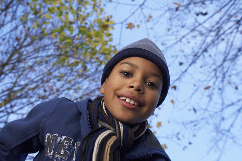 西方人,儿童,一个人,站,笑,微笑,露齿笑,横图,室外,白天,仰视,纯洁,植物,帽子,欧洲,非洲,黑人,欧洲人,仅一个男性,仅一个人,弯腰,服装,装饰,注视,休闲装,树,树木,小孩,衣服,蓝色,绿色,蓝天,天空,自然,围巾,天,观察,看,站着,仅一个小孩,休闲,温暖,休闲服,可爱,童年,童趣,服饰,生长,晴朗,成长,围脖,观看,保暖,华丽,点缀,察看,御寒,关注,童真,烂漫,无邪,万里无云,弯身,衬托,美观,雅致,雅观,棉帽,天真,男孩,男人,男性,非洲人,孩子,晴空,晴空万里,站立,半身,彩图,低角度拍摄,男生