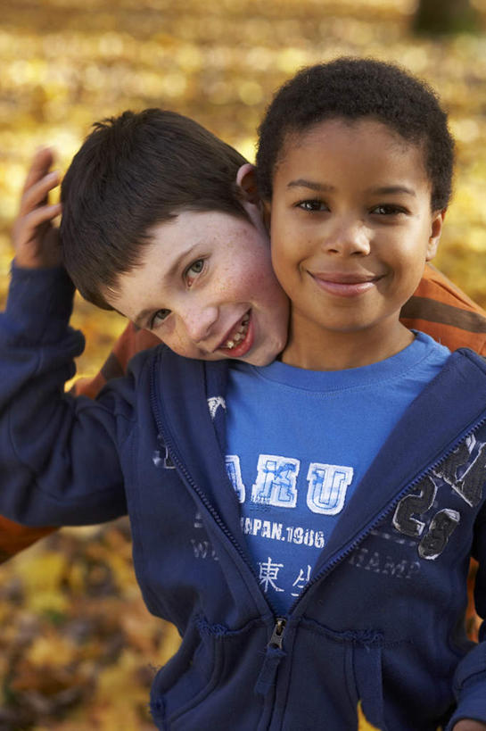 儿童,两个人,伙伴,朋友,站,笑,摸,微笑,露齿笑,竖图,室外,白天,正面,友谊,纯洁,叶子,抚摸,阴影,服装,朦胧,模糊,光线,影子,枯叶,落叶,注视,休闲装,小孩,衣服,阳光,观察,看,站着,休闲,休闲服,可爱,童年,童趣,服饰,观看,察看,关注,童真,烂漫,无邪,天真,友情,男孩,男人,男性,叶,叶片,触摸,接触,站立,半身,彩图,男生