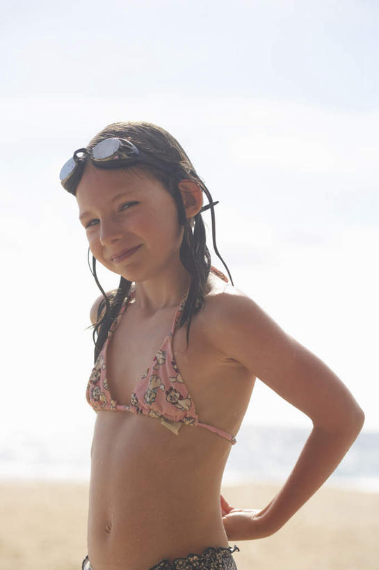 西方人,一个人,站,笑,微笑,竖图,室外,白天,正面,泳装,比基尼,海浪,海洋,沙滩,欧洲,欧洲人,仅一个女性,仅一个人,沙子,眼镜,泳镜,海岸,浪花,沙地,注视,蓝色,蓝天,天空,海水,游泳眼镜,天,观察,看,站着,仅一个中年女性,晴朗,观看,察看,关注,海景,万里无云,女人,女性,中年女性,白种人,大海,风浪,海,海水的波动,海滩,近岸浪,涌浪,晴空,晴空万里,站立,半身,彩图,三点式,泳衣