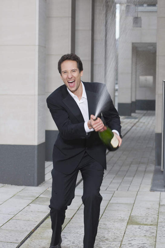 啤酒,西方人,一个人,商务人士,商务男性,站,竖图,室外,白天,正面,衬衫,欧洲,欧洲人,仅一个男性,仅一个人,仅一个中年男性,握,套装,柱子,酒类,拿,拿着,注视,玻璃制品,酒,酒瓶,饮料,玻璃瓶,瓶子,观察,看,站着,张嘴,握着,观看,察看,关注,商务装,张大嘴巴,工薪阶层,男人,男性,中年男性,白种人,白领,上班族,张开嘴,站立,半身,彩图,衬衣