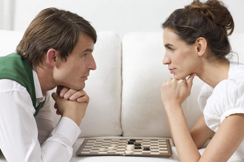 西方人,中年人,两个人,家庭,夫妻,客厅,躺,横图,室内,白天,侧面,爱情,游戏,快乐,比赛,竞争,沙发,欧洲,欧洲人,撑,服装,浪漫,玩,托腮,休闲装,娱乐,相视,衣服,托,休闲,温暖,温馨,一家人,面对面,休闲服,棋盘,恩爱,益智,恋人,服饰,活动,对视,和睦,起居室,互视,发泄,消遣,智力,托下巴,相对,围棋,布艺沙发,相看,宣泄,客堂,卧着,男人,男性,女人,女性,中年男性,中年女性,白种人,夫妇,情侣,躺着,玩耍,卧,嬉戏,半身,彩图,伴侣,融洽