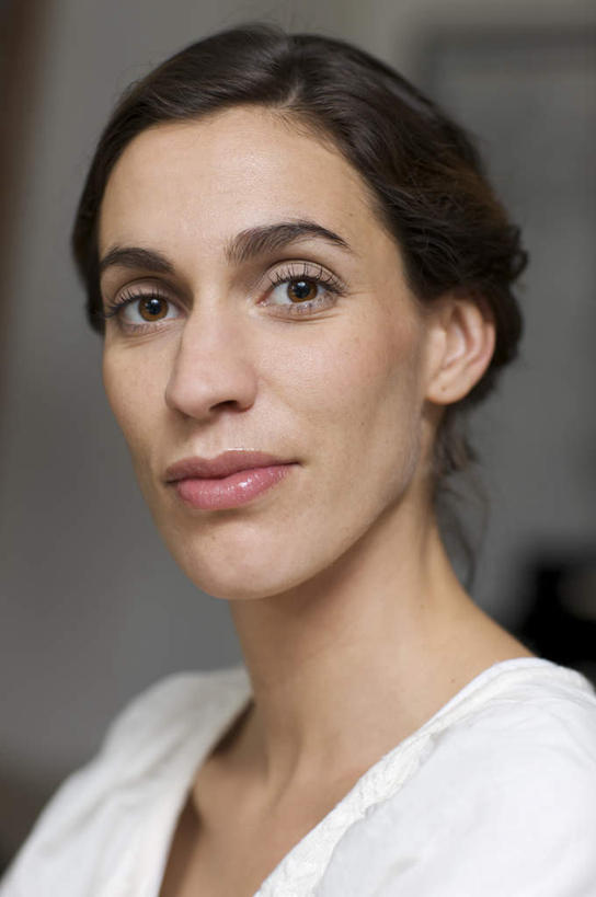 西方人,脸,头,脸颊,一个人,竖图,室内,特写,白天,正面,欧洲,欧洲人,仅一个女性,仅一个人,服装,墙,棕色,注视,休闲装,肩膀,墙壁,墙面,衣服,观察,看,仅一个中年女性,休闲,休闲服,服饰,观看,察看,关注,女人,女性,中年女性,白种人,头部,直发,脸部,脸蛋,面部,半身,彩图,短发