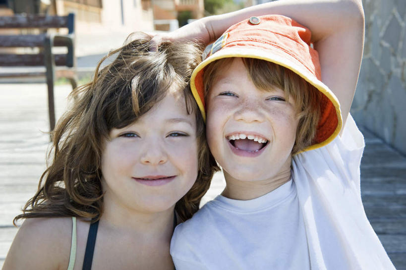 西方人,儿童,两个人,伙伴,朋友,站,笑,微笑,露齿笑,横图,室外,白天,正面,友谊,纯洁,帽子,欧洲,欧洲人,阴影,服装,光线,影子,注视,休闲装,小孩,衣服,阳光,遮阳帽,观察,看,靠,靠着,站着,休闲,休闲服,可爱,童年,童趣,服饰,观看,察看,关注,童真,烂漫,无邪,天真,友情,男孩,男人,男性,女孩,女人,女性,白种人,站立,半身,彩图,男生,女生